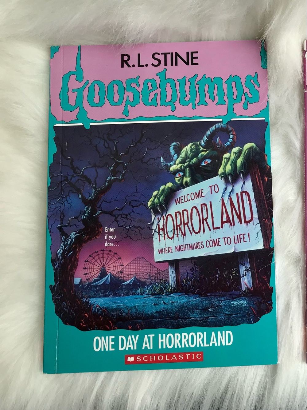 1994 Vintage Goosebumps paperback - One Day At Horrorland R.L. Stine